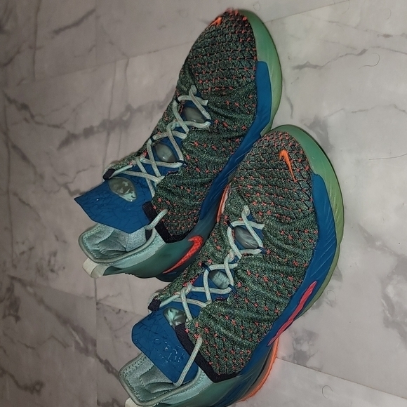 Pre Loved, Nike Labron James #18 We Are Family Sneakers Cw 2760-300 Size 6.5y